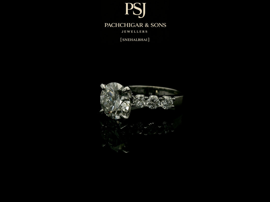 Round Brilliant Diamond Engagement Ring with Side Stones